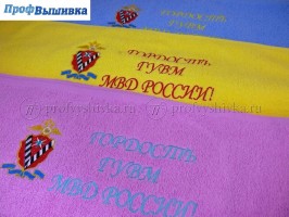 Яркая вышивка на разноцветных полотенцах