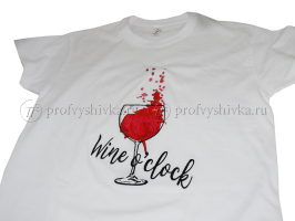 Вышивка надписи на футболке «Wine o clock»
