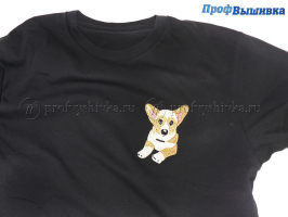 Вышивка «Собачка» на черной футболке