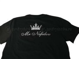 Вышивка короны на черной футболке