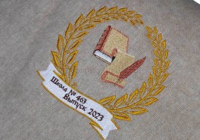 Вышивка на пледе для учителя