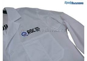 Вышивка на медицинском халате логотипа