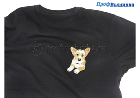Вышивка «Собачка» на черной футболке