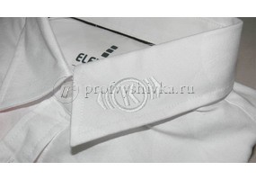 Вышивка логотипа на воротнике белой рубашке